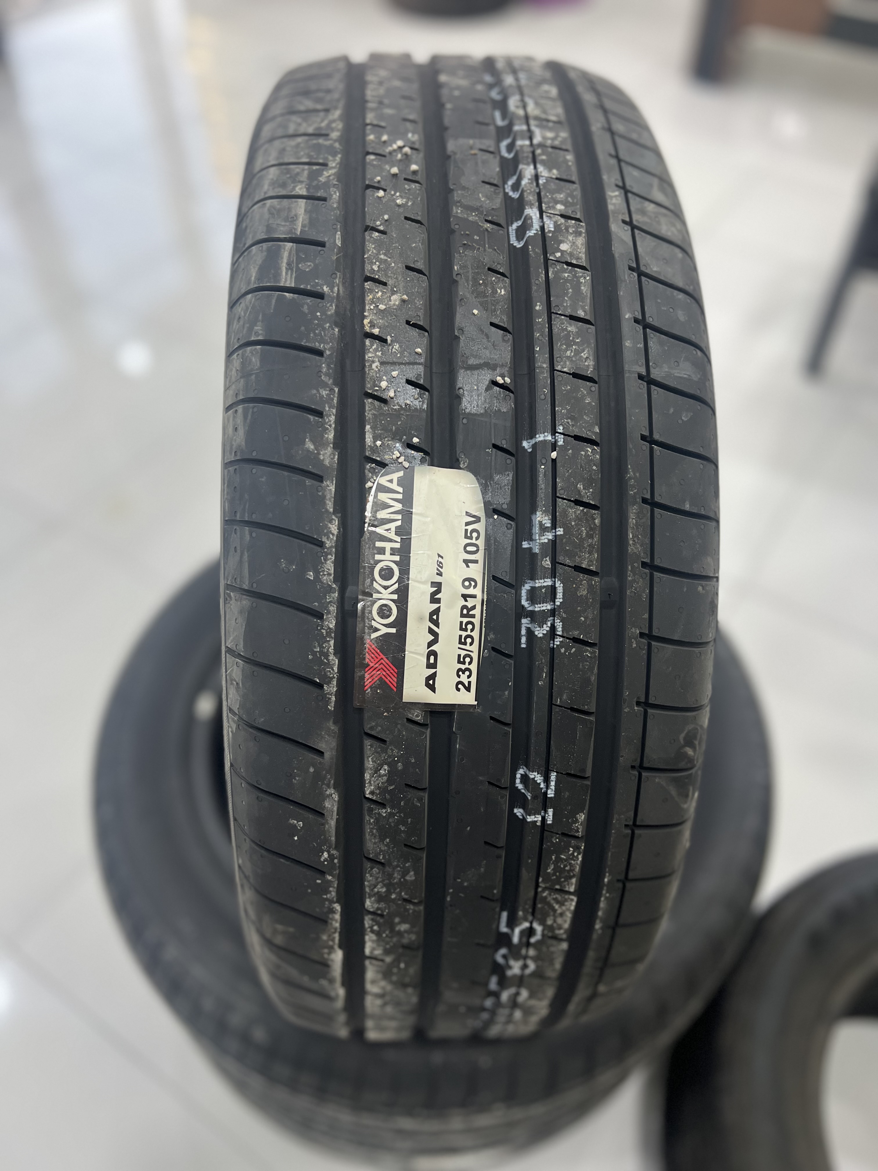 لاستیک یوکوهاما 235/55R18 گل V61 تاریخ 2025